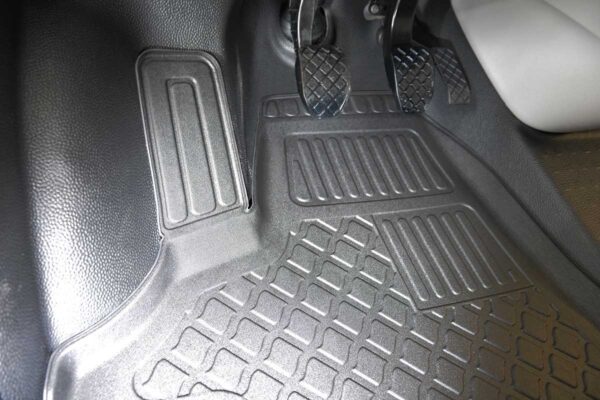 Guminiai kilimėliai Volkswagen Transporter Caravelle Multivan T6 (2015-2019) priekiniai su borteliais - Image 5